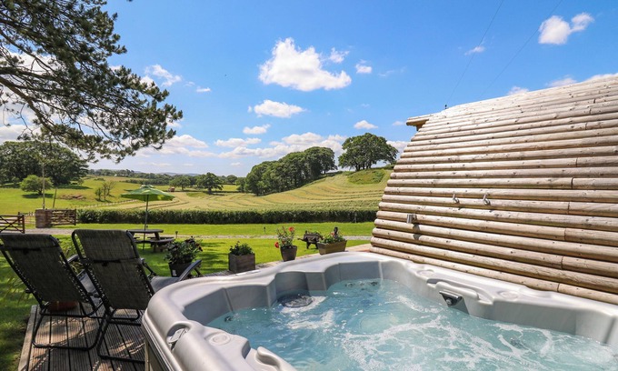 Llanddeusant Cottage | PINE LODGE, romantic, character holiday cottage in Llandovery