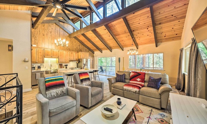 Groveland Cabin | Pine Mountain Cabin w/Hot Tub, 2 Mins to Marina!