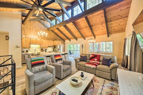 Groveland House | Pine Mountain Cabin with Hot Tub, 2 Mins to Marina!