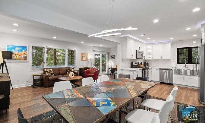 Twin Lakes House | Pine Point | Modern | Pier |Lake Mary| Fire Pit| Artsy| Lakehouse| Grill | Walk to Lake