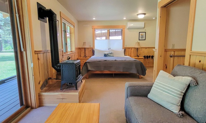 Mazama House | Pine Room 15 - garden room at The Inn At Mazama