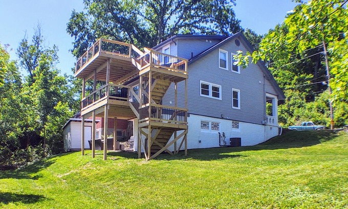 Latonia House | Pineapple Paradise 3 miles to downtown Cincinnati