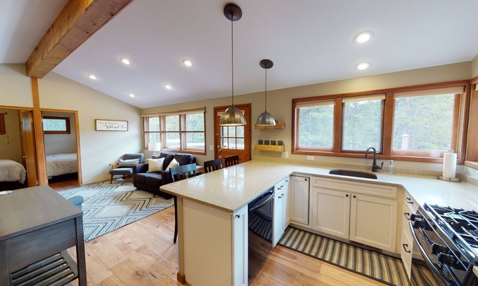 Red Lodge House | Pinecone Cabin, Wi-Fi, Dog Friendly, Fireplace, Deck