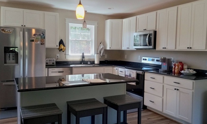 Cumberland Cottage | Pines Axial - Charming 2-bedroom cottage in serene Cumberland with WiFi, AC