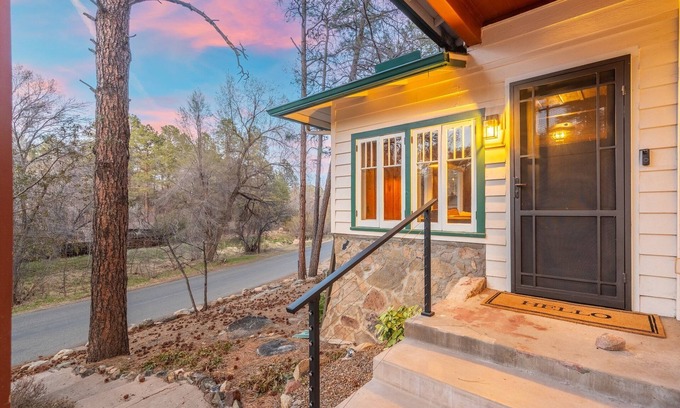 Mountain Club Cabin | Pines near Courthouse/3 King Bedrooms/fully fenced yard