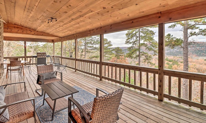 Boswell Cabin | Piney Bluff Retreat with Mountain Views!