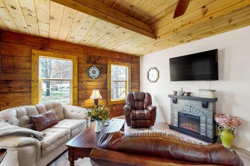 Hendersonville House | Piney Hollow - Unit B