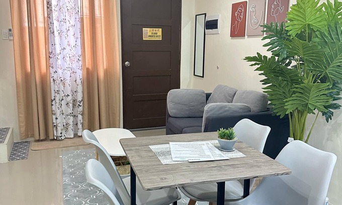 Dumaguete House | Piper's Pad - Cozy 2-bedroom Townhouse near the Airport - Air-Conditioned. WIFI.