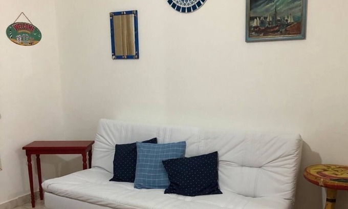 Pitangueiras Apartment | Pitangueiras, Guarujá, ap. 50 m from the beach, great location, WI-FI.