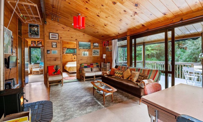 Pukawa House | Piwakawaka ā Pukawa - Pukawa Bay Holiday Home