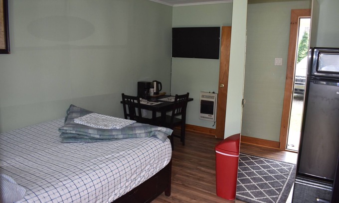 Greentown Apartment | PL Motel Room #3 - Located at the Heart of Promised Land State Park