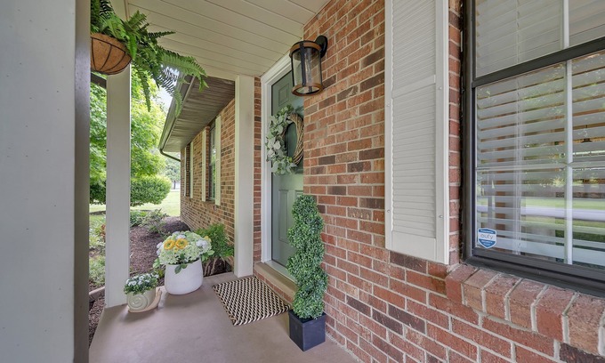 Pigeon Forge House | Place of Peace: 3BR Creekside Home Near Dollywood, Walking Distance to Parkway & Shows