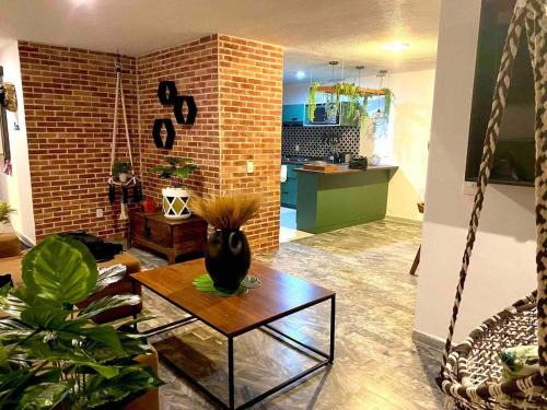 Zapopan Apartment | Planta Baja Enorme, Jardín, Parking, Hasta 11 Pax