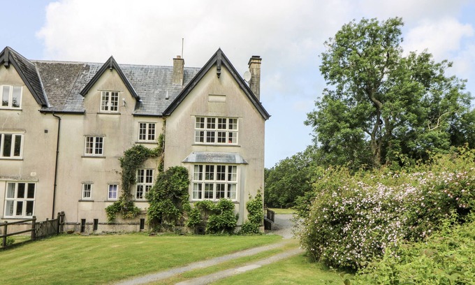 Fishguard Cottage | PLAS PONTFAEN, pet friendly, with open fire in Newport, Pembrokeshire
