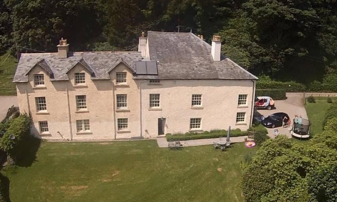 Graigfechan House | Plas yn Yale with mountain views from all windows