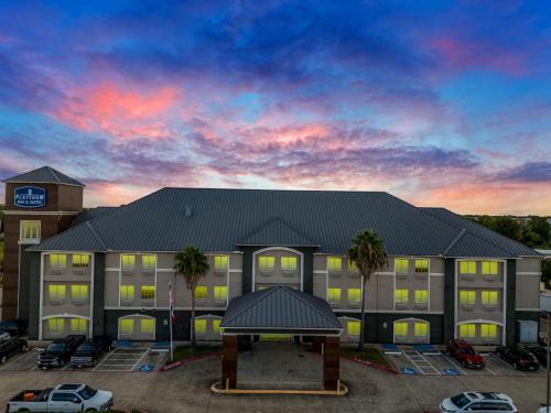Webster Hotel | Platinum Inn & Suites Webster