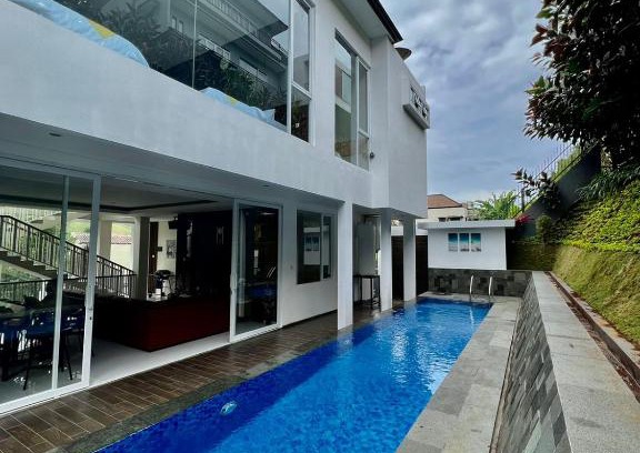 Bandung Villa | Platinum Yellow Bandung Villa 24 Pax Private Pool