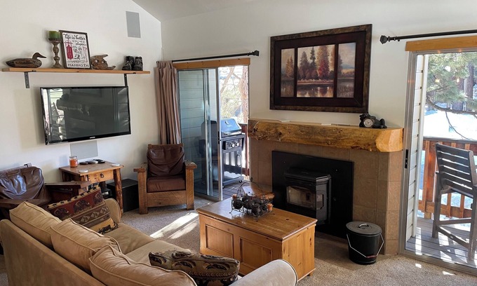 Mammoth Lakes Condo | 'Play Big' Sleep 6 in Spacious & Cozy, Family Place!