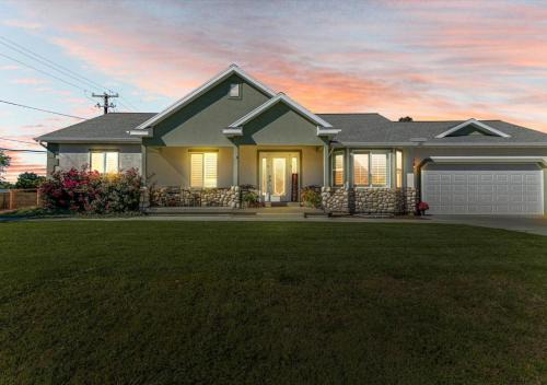 Orem House | Play & Gather in Luxury,Pets too! Close to it Everything!