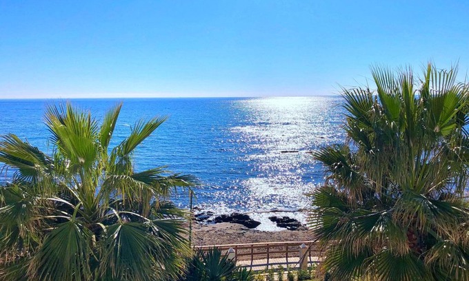 Sitio de Calahonda Apartment | Playa Lucera Beautiful 3 bed. 2 bath front-line beach house