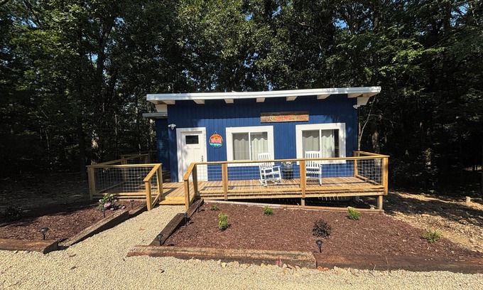 Wappapello Cabin | Playin’ Hooky is a cozy cabin with 1 bedroom, WiFi, & AC in welcoming Wappapello