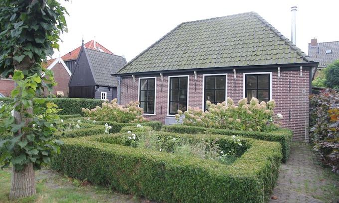 Grootschermer House | Pleasant Holiday Home in Grootschermer with Garden