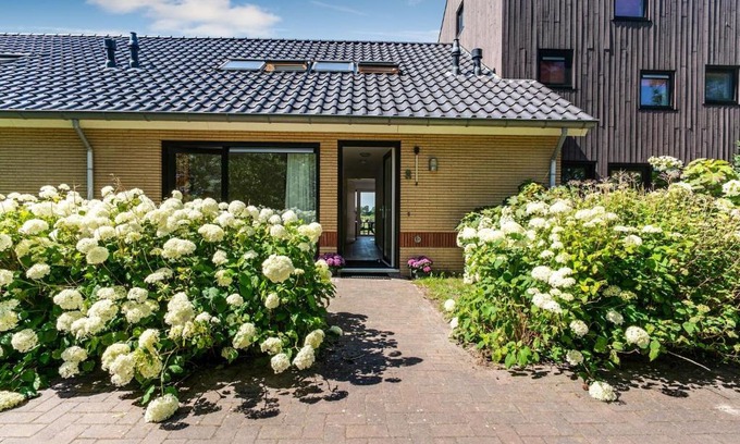Langweer House | Pleasant Holiday Home in Langweer with Infrared Sauna