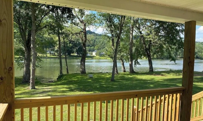 Irvine Cabin | Pleasant View - A brand new riverfront getaway!