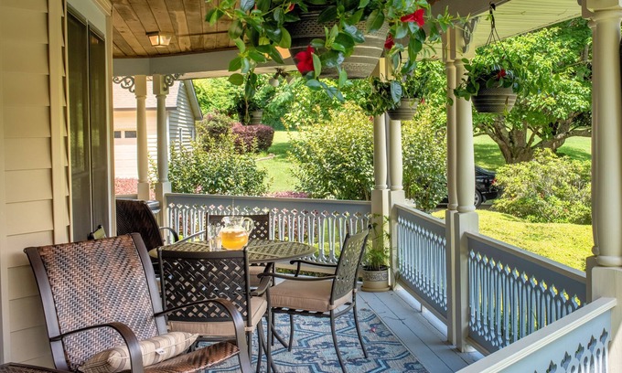 Fayetteville Bed & Breakfast | Pleasanton Courtyard B&B