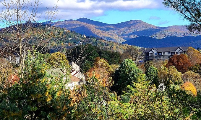 Weaverville House | Plenty room for family & friends-Mountain Views-6+BD-4B-Hot tub-Firepit-gameroom
