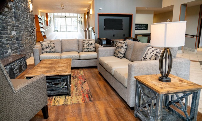 Canmore Hotel | Pocaterra Inn and Waterslide