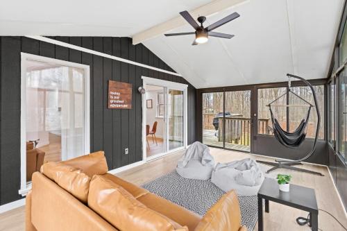 East Stroudsburg House | Pocono Luxury Retreat - Games Hot tub and More