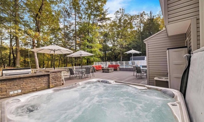 East Stroudsburg House | Poconos Retreat | Dogs, Pool, Hot Tub, & Game Room