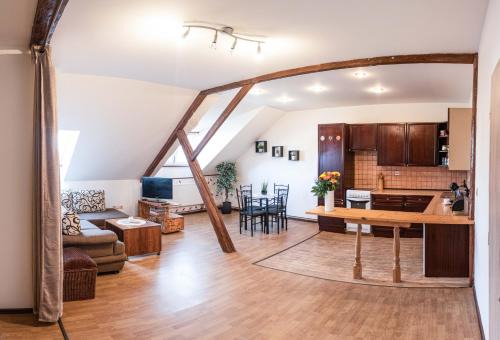 Lomnice nad Luznici Apartment | Podkrovní apartmán s výhledem na náměstí