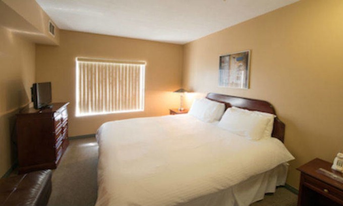 Fort McMurray House | Podollan Rez-indence in Fort McMurray - 3 Bedroom Suite