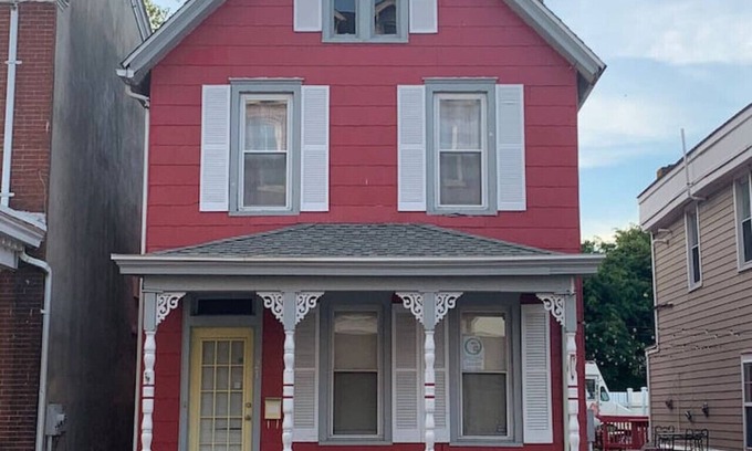 Milford House | Poe Themed Home Close to Beaches and DE Turf