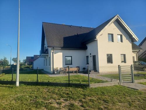 Nowecin House | Pokoje Gościnne Fuksja