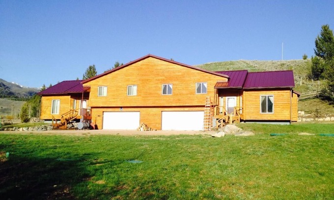 Polaris House | Polaris Paradise Maverick, Entire townhouse in scenic Polaris, MT