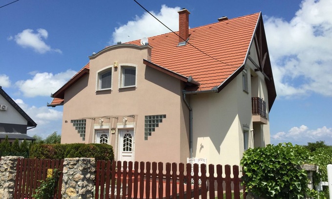 Balatonmariafurdo Apartment | Poldis Villa only 50m to the lake (DHH Lujza)