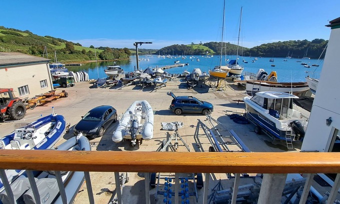 St. Mawes Apartment | Polmaro - an apartment that sleeps 2 guests in 1 bedroom