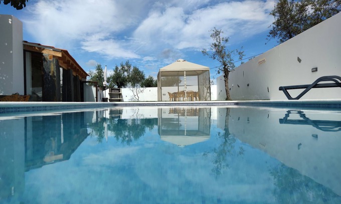 Serta Cottage | Pomar das Oliveiras with swimming pool, free EV charging, Pet friendly