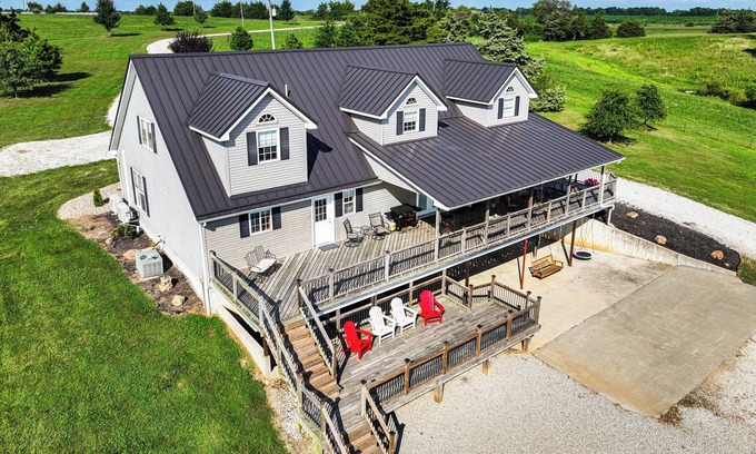 Fortuna House | Pond Access & Fishing: 'Cedar Lodge' in Versailles
