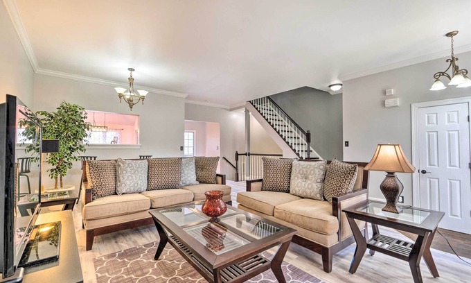 Woodbridge House | Pond-View Deck + Pool Table: Woodbridge Haven!