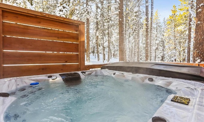 Truckee House | Ponderosa Pines - Custom 3 BR - Pet Friendly Private Hot Tub - Ski Shuttle
