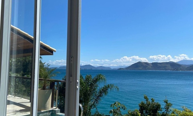 Biscaia House | Ponta Leste - Beautiful house on the coast of Angra in a closed condominium with beach.