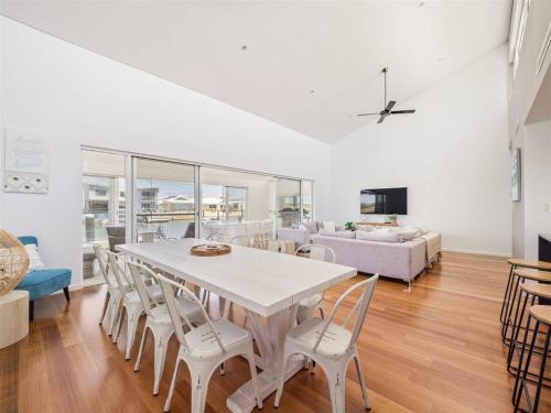 Geographe House | Pontoon Paradise Waterfront Serenity in Geographe
