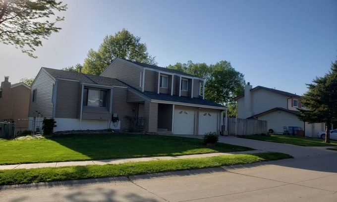 Chalco House | pool & nice S.W. Omaha home! easy access to I-80 hwy