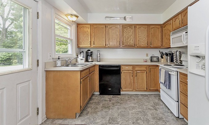 East Lansing House | Pool Table, 5 Queen beds, Large Groups, 2min->MSU