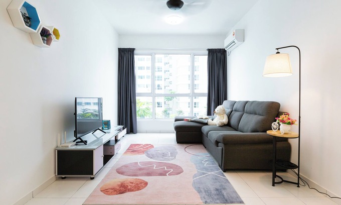Tanjung Bungah Condo | Pool View 3BR* Walk to SHOPS EAT * AC & Wi-Fi