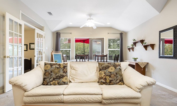 Austin Cottage | ✦Poppy's Place✦ South Austin Guest House